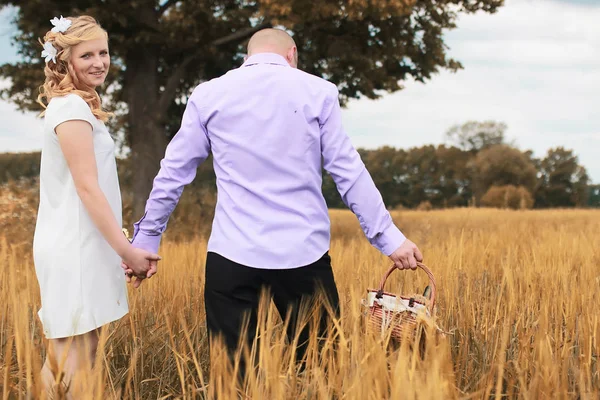 Bara gift älskare promenader i ett fält i höstdag — Stockfoto