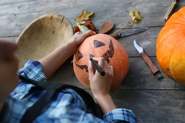 ハロウィーンのカボチャを彫る — ストック写真