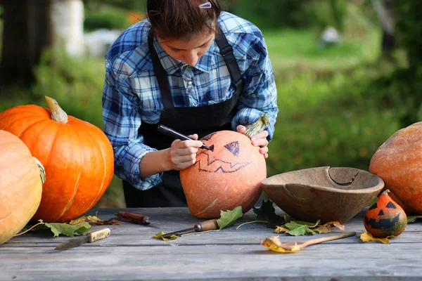 ハロウィーンのカボチャを彫る — ストック写真