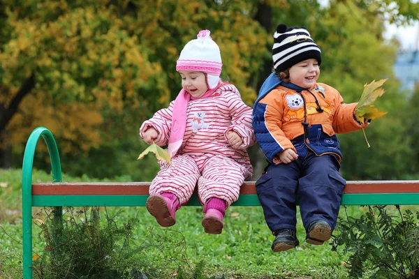 Les enfants dans la rue jouent — Photo