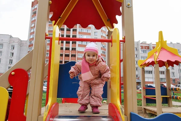 Çocuklar oyun bahçesinde oynuyorlar.