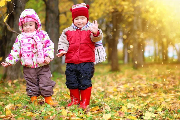 Kinderen met plezier op een wandeling — Stockfoto