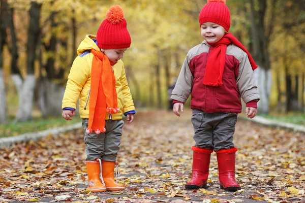 Los niños caminan en la naturaleza. Crepúsculo niños están caminando alrededor —  Fotos de Stock