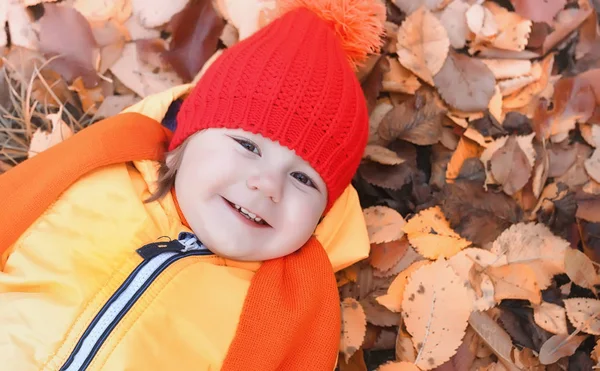 Çocuklar doğada yürüyüş mesafesindedir. Alacakaranlık çocuklar dolanıyorsun — Stok fotoğraf