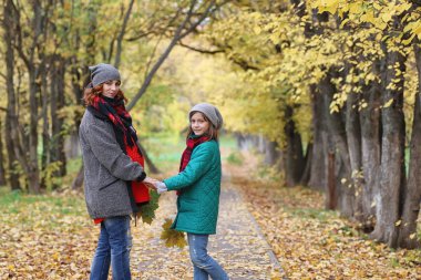 Genç güzel anne ile kızı niteliğine. Bir kız bir 