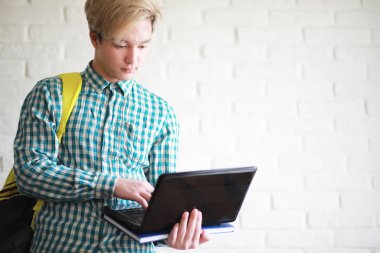 Bir sırt çantası öğrenci ile genç bir çocuk