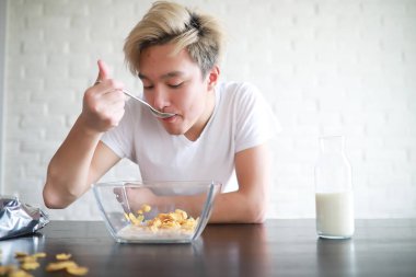 Kahvaltıda sütlü Mısır gevreği