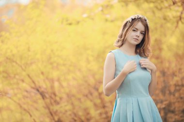 Bir yürüyüş ve sonbaharında genç kız 