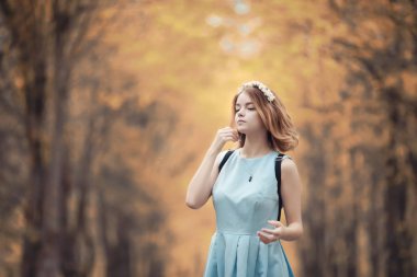 Bir yürüyüş ve sonbaharında genç kız 