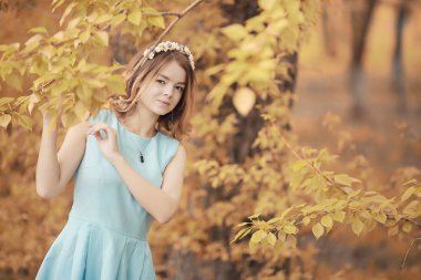 Bir yürüyüş ve sonbaharında genç kız 