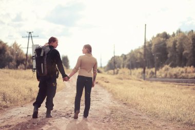 Bir sırt çantası ile yürüyerek seyahat