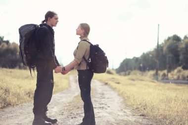 Bir sırt çantası ile yürüyerek seyahat