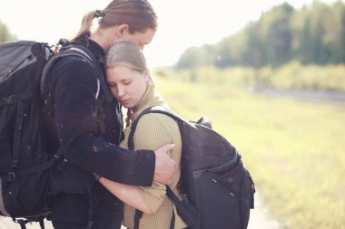 Bir sırt çantası ile yürüyerek seyahat