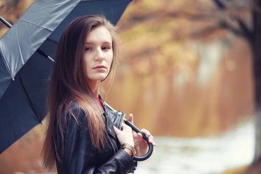 Sonbahar parkında genç bir kız