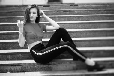 Bir kız bir bina siyah beyaz fotoğrafı merdivenlerinde poz