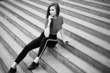 Bir binanın merdivenlerinde poz bir kız