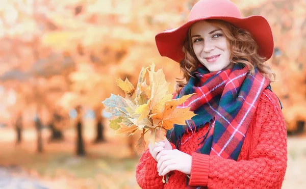 Girl in autumn city park in leaf fall. Young beautiful mother wi — Stock Photo, Image