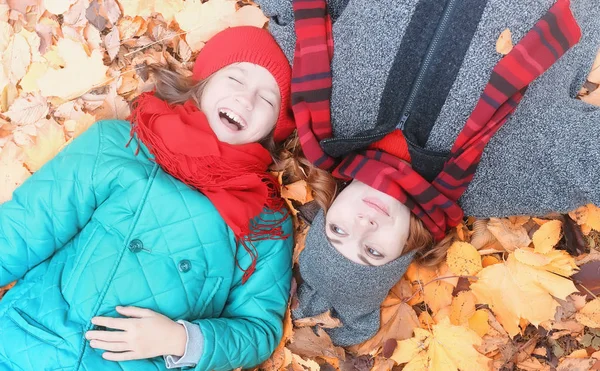 Chica en otoño parque de la ciudad en otoño de hojas. Joven hermosa madre wi — Foto de Stock