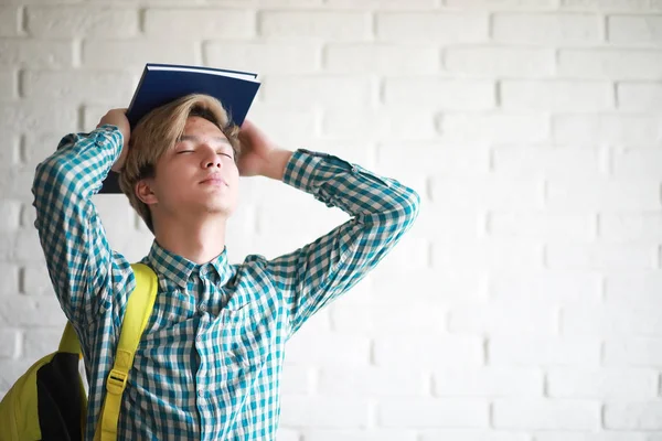 En ung pojke med en ryggsäck student — Stockfoto