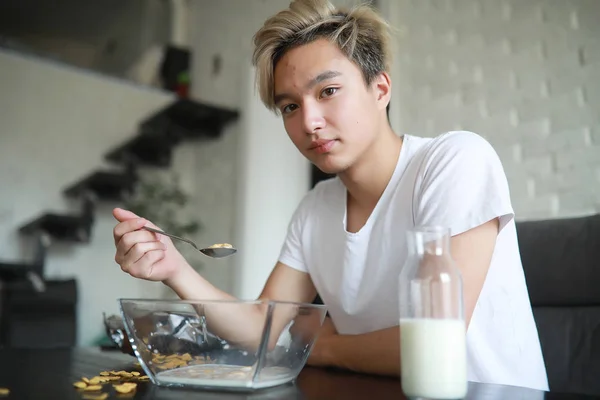 Copos de maíz con leche para el desayuno — Foto de Stock