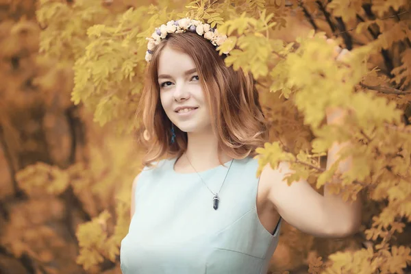 Jeune fille en promenade à l'automne — Photo