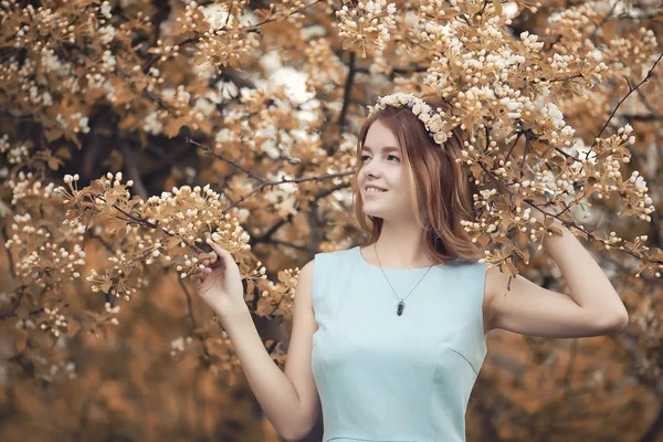 Ung flicka på en promenad i höst — Stockfoto