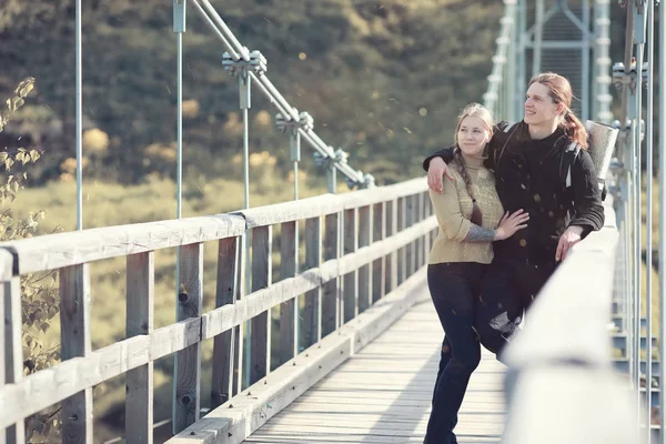 Bir sırt çantası ile yürüyerek seyahat