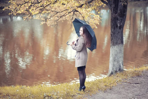 Sonbahar parkında montlu genç kız. — Stok fotoğraf