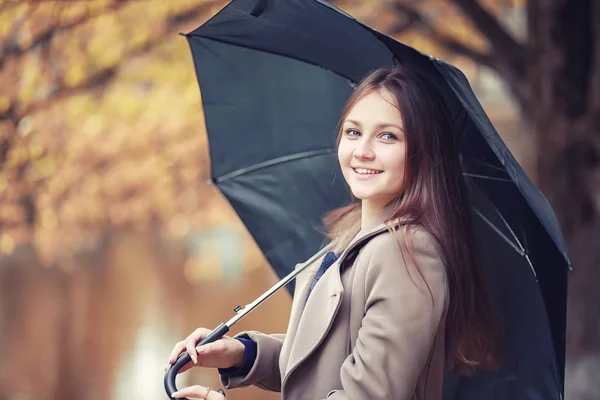 Fiatal lány kabátban az őszi parkban — Stock Fotó