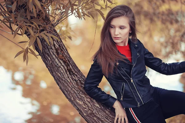 Sonbahar parkında genç bir kız — Stok fotoğraf