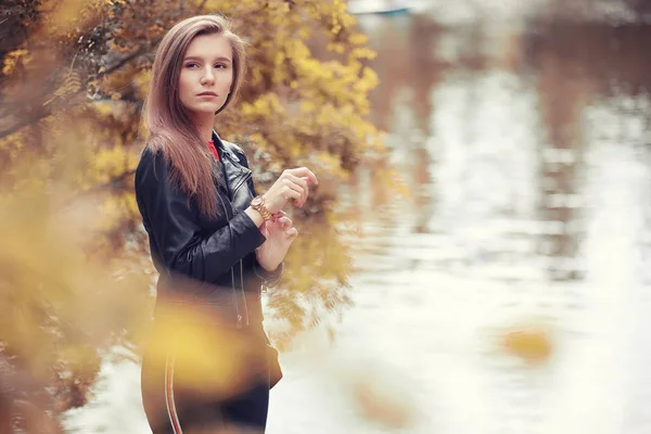 Fiatal lány az őszi parkban — Stock Fotó