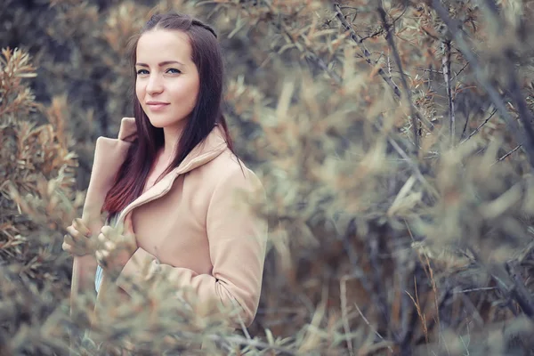 Jeune fille dans le parc d'automne — Photo