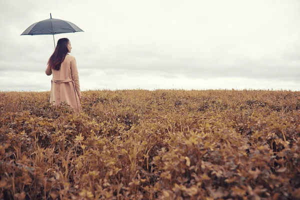 Jeune fille dans le parc d'automne — Photo