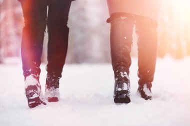 Genç bir kız bir kış parkta bir yürüyüş. Noel tatili t