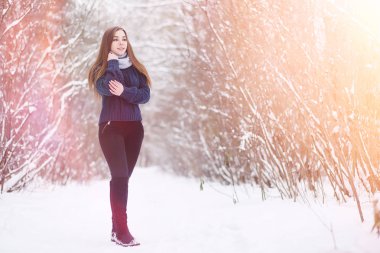 Genç bir kız bir kış parkta bir yürüyüş. Noel tatili t