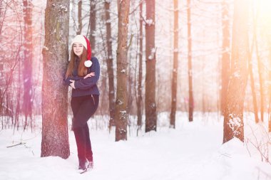 Genç bir kız bir kış parkta bir yürüyüş. Noel tatili t