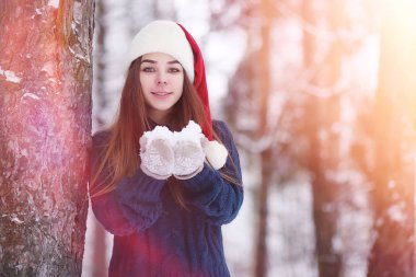 Genç bir kız bir kış parkta bir yürüyüş. Noel tatili t