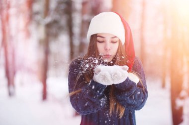 Genç bir kız bir kış parkta bir yürüyüş. Noel tatili t