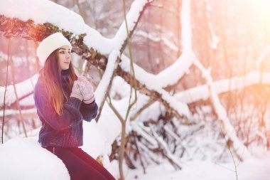 Genç bir kız bir kış parkta bir yürüyüş. Noel tatili t