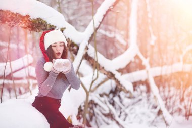 Genç bir kız bir kış parkta bir yürüyüş. Noel tatili t