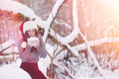 Genç bir kız bir kış parkta bir yürüyüş. Noel tatili t