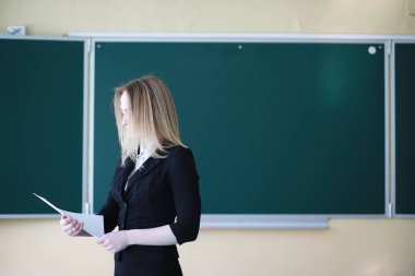 Genç kız öğretmen İlköğretim Okulu