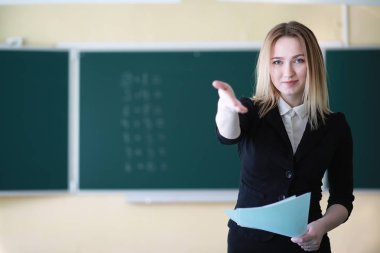 Genç kız öğretmen İlköğretim Okulu