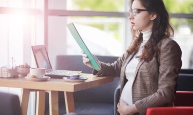 Kafede bilgisayarda çalışan hamile kadın