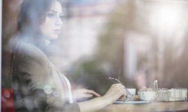 Kafede bilgisayarda çalışan hamile kadın