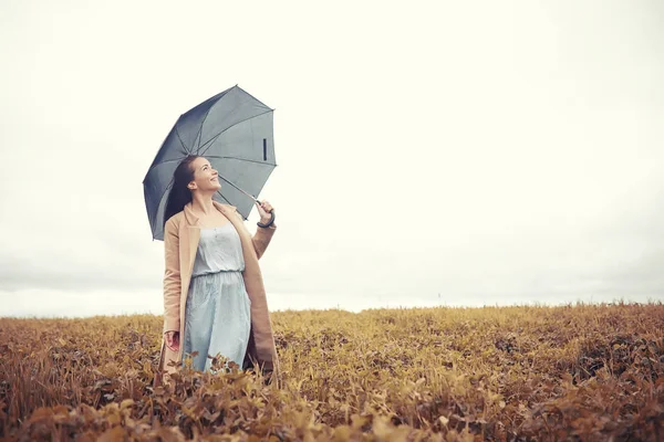 Ragazza nel parco autunnale — Foto Stock