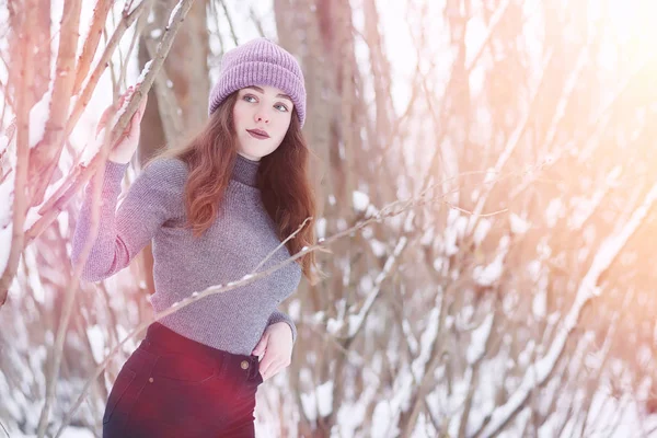 Une jeune fille dans un parc d'hiver en promenade. Vacances de Noël en t — Photo