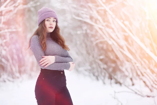 Une jeune fille dans un parc d'hiver en promenade. Vacances de Noël en t — Photo