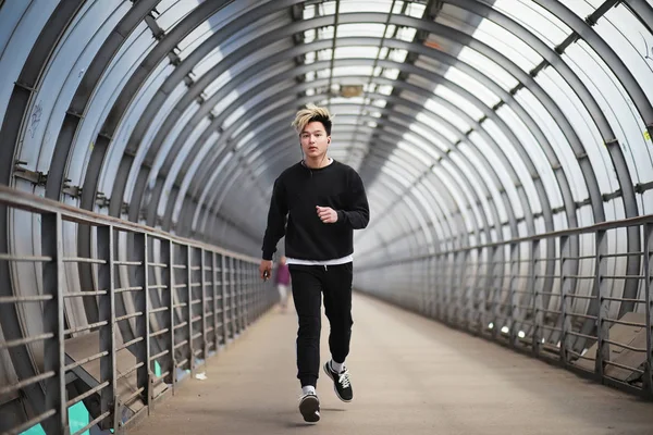 Een man in sportkleding buitenshuis — Stockfoto