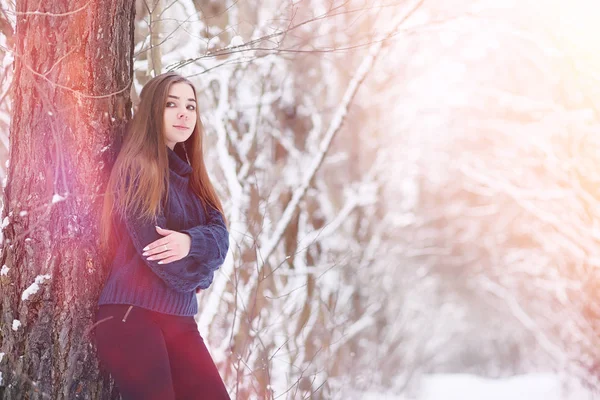 Egy fiatal lány, egy téli parkban sétálni. Karácsonyi ünnepek-t — Stock Fotó